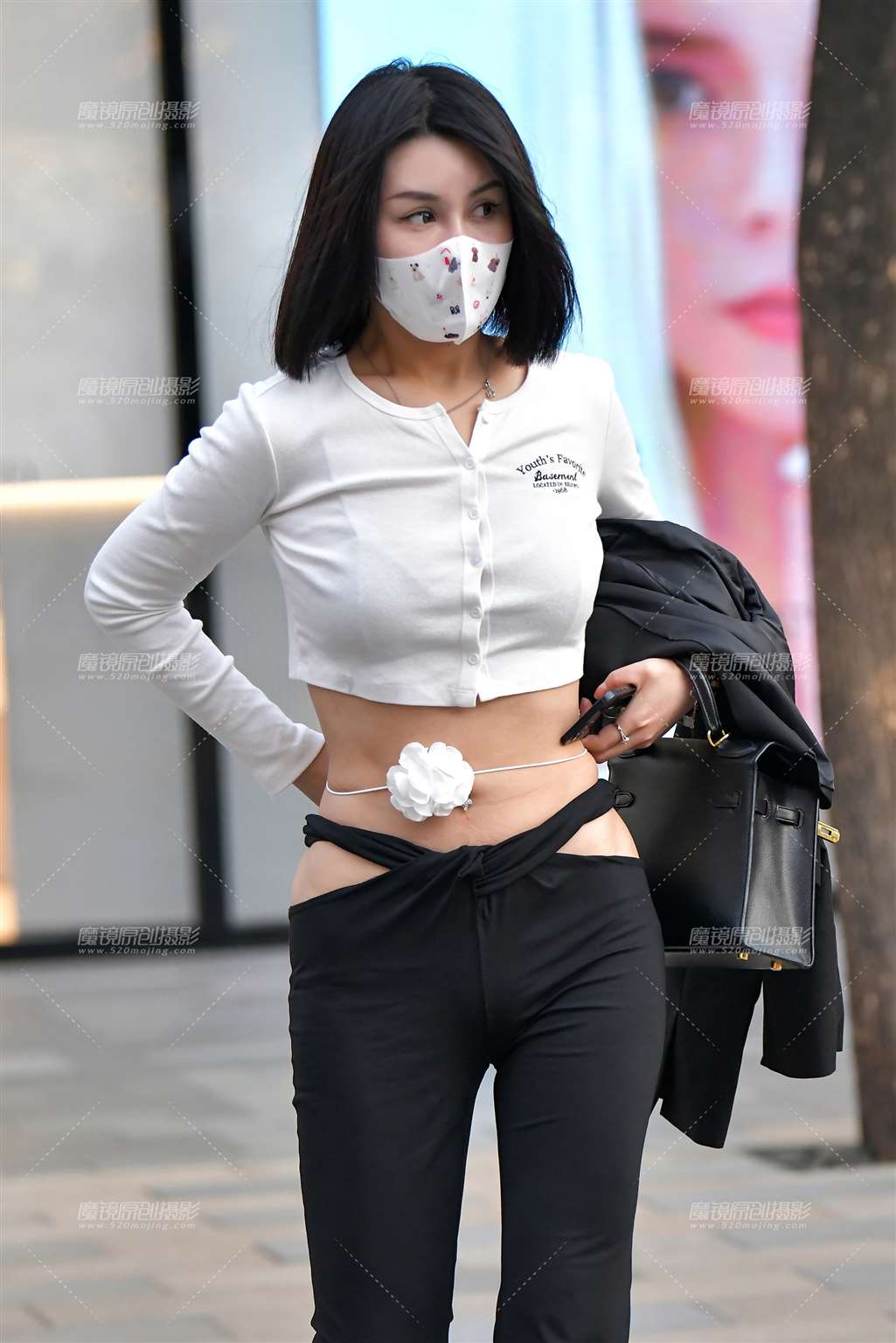 图片[4]-白花紧身黑裤美女-流行馆