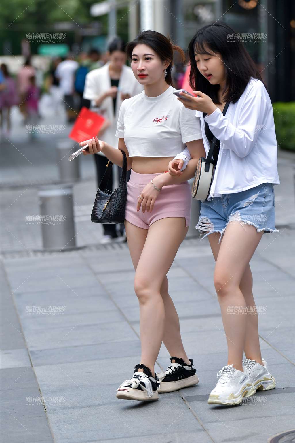 图片[5]-甜美购物热裤美女-流行馆
