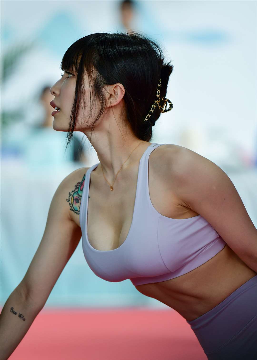 图片[4]-身材火辣紧身裤美女-流行馆