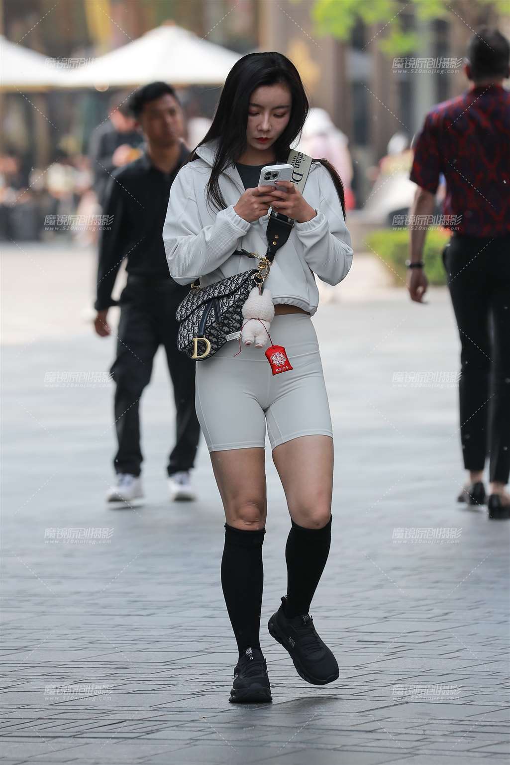 白色瑜伽短裤美女-流行馆