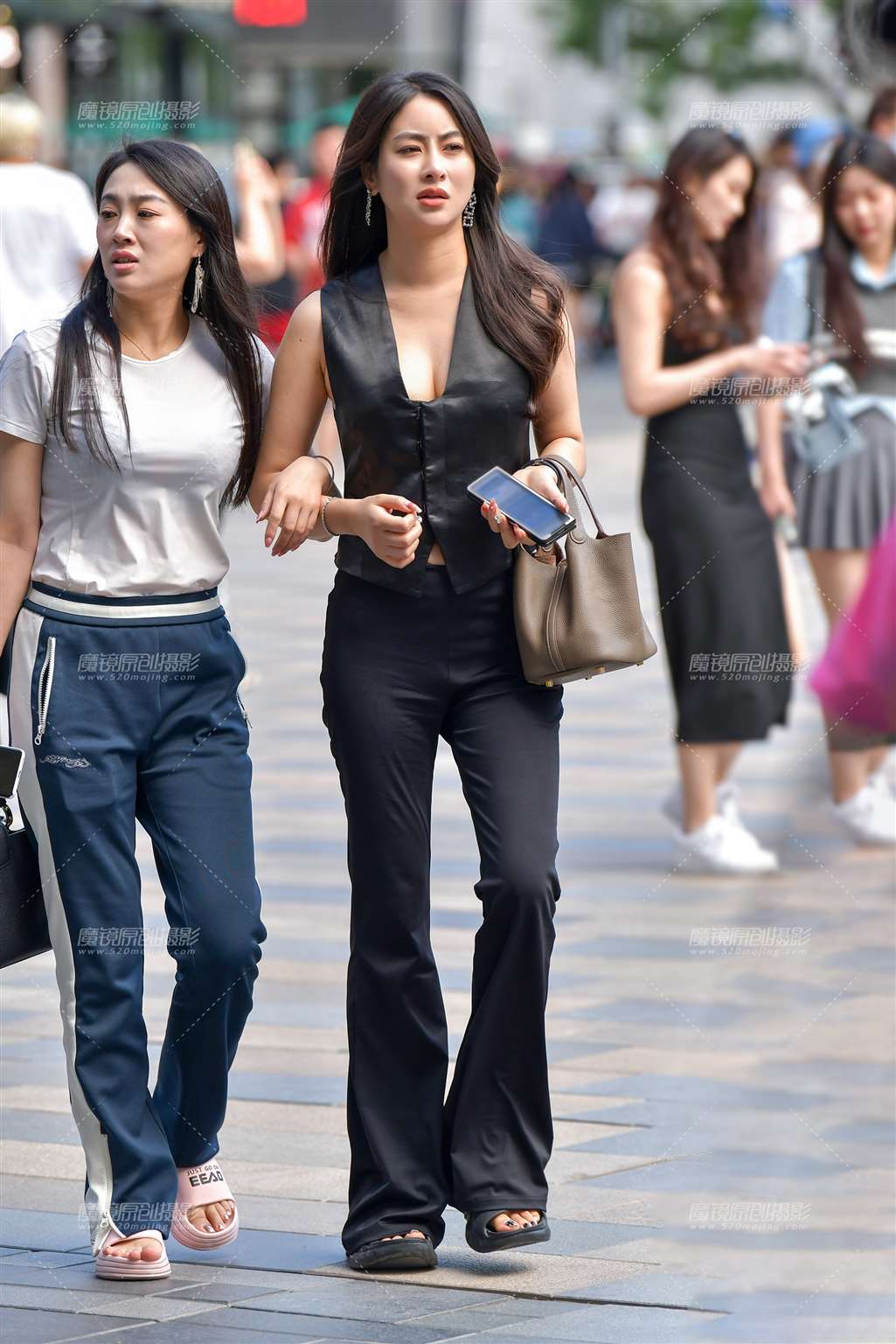 图片[4]-V领黑裤美女-流行馆