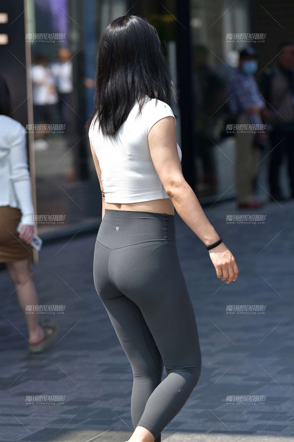 图片[3]-白色短袖紧身裤美女-流行馆