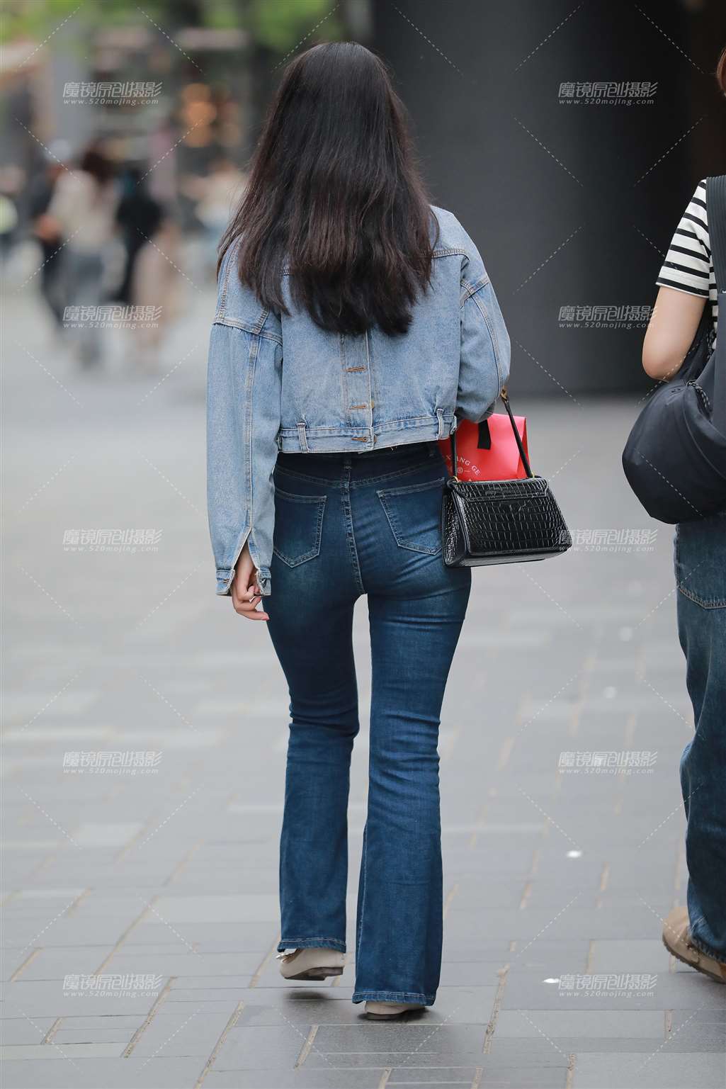 图片[2]-蓝色牛仔裤小姐姐-流行馆
