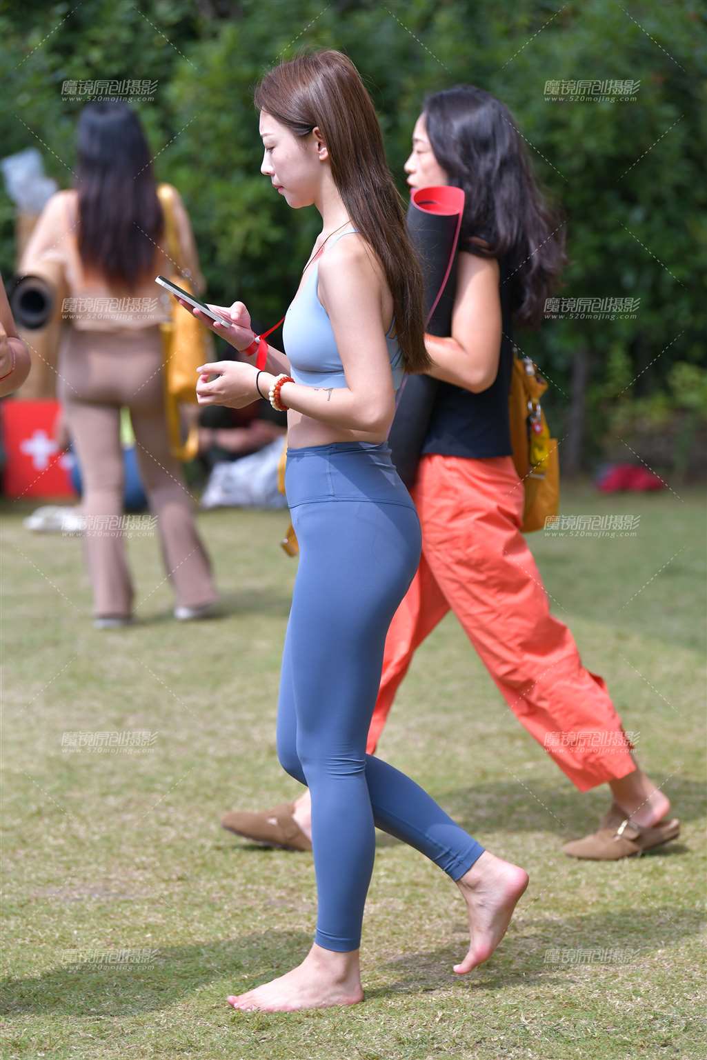 图片[5]-补妆紧身裤美女-流行馆