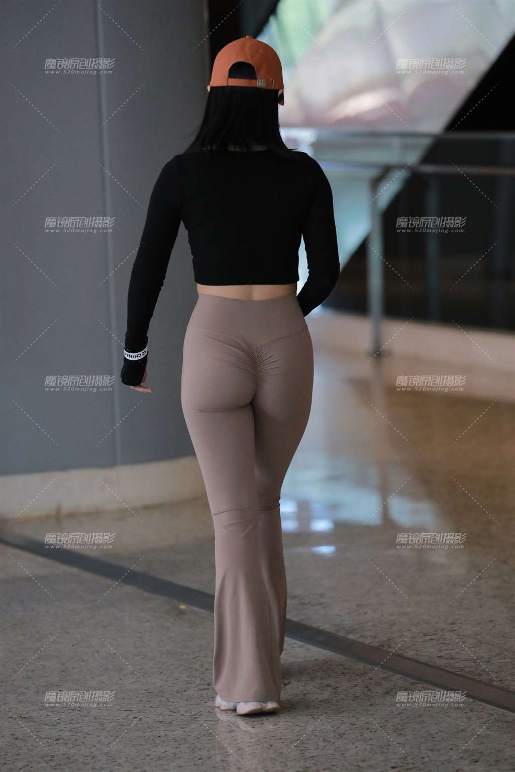 图片[3]-棕色瑜伽裤美女-流行馆