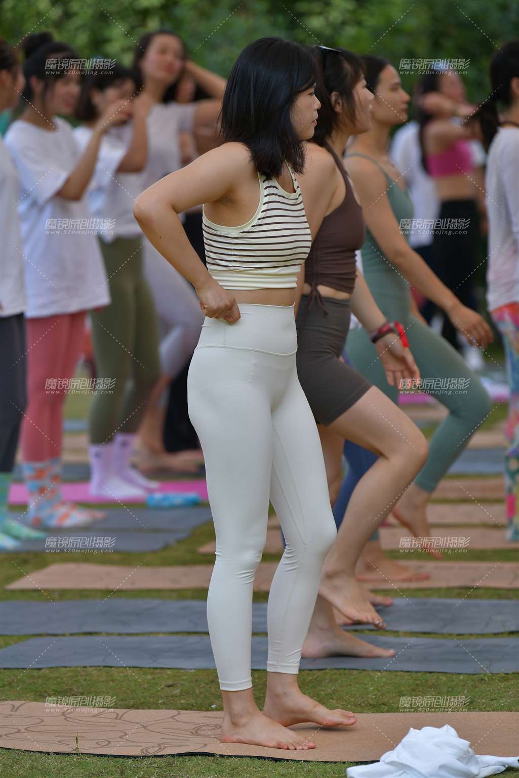 图片[4]-白色瑜伽裤美女-流行馆
