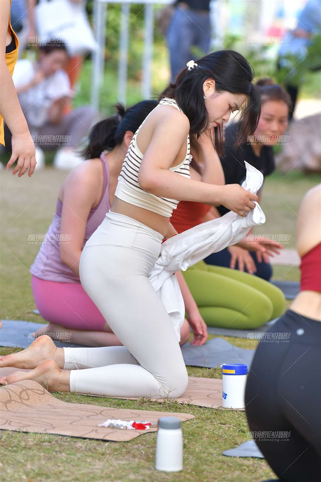 图片[5]-白色瑜伽裤美女-流行馆