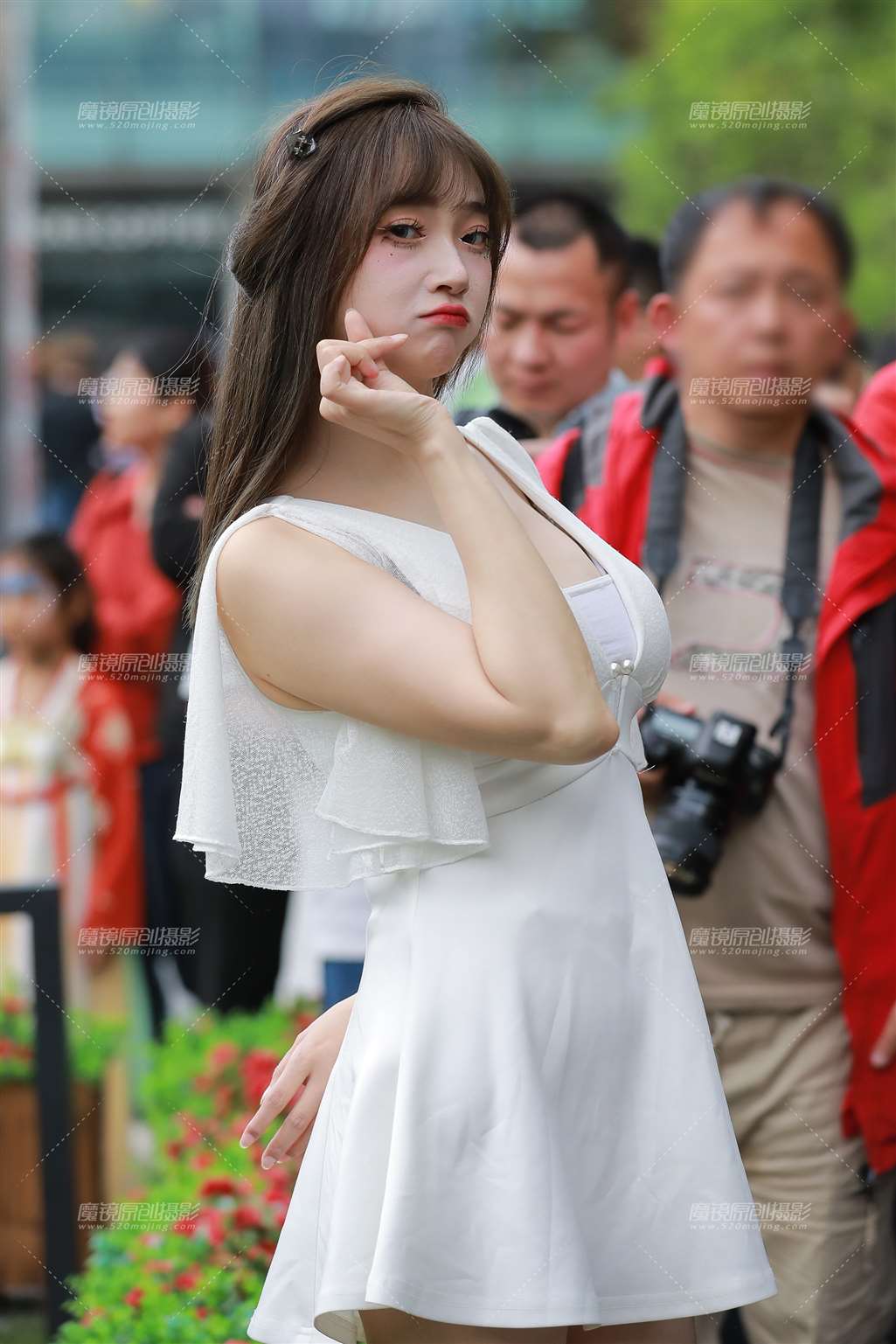 白短裙俏皮美女-流行馆
