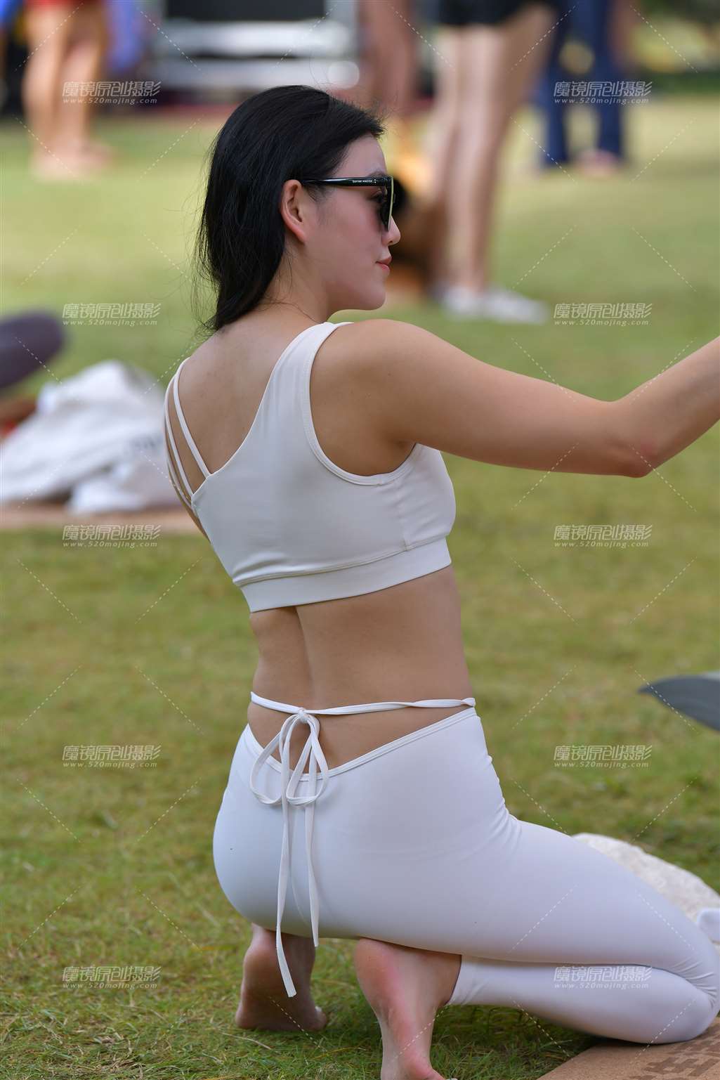 图片[2]-白色瑜伽裤美女-流行馆