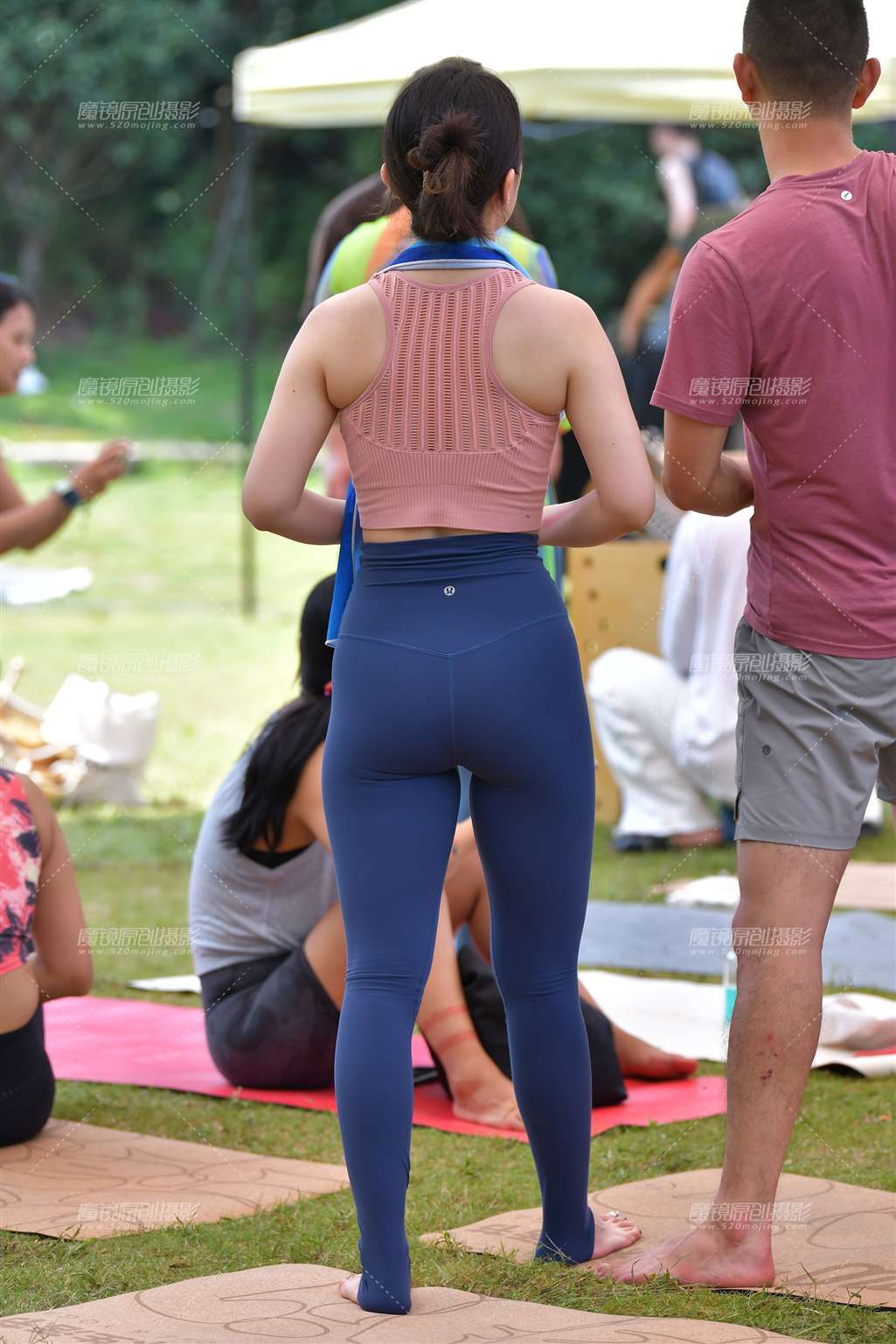 图片[3]-蓝色瑜伽紧身裤美女-流行馆
