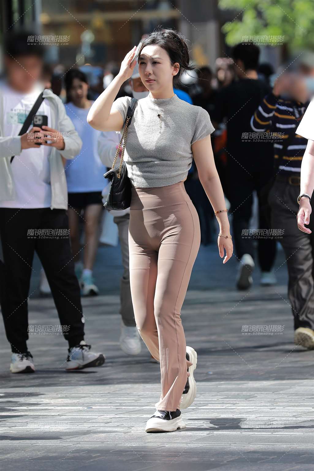 图片[3]-棕色紧身裤美女-流行馆
