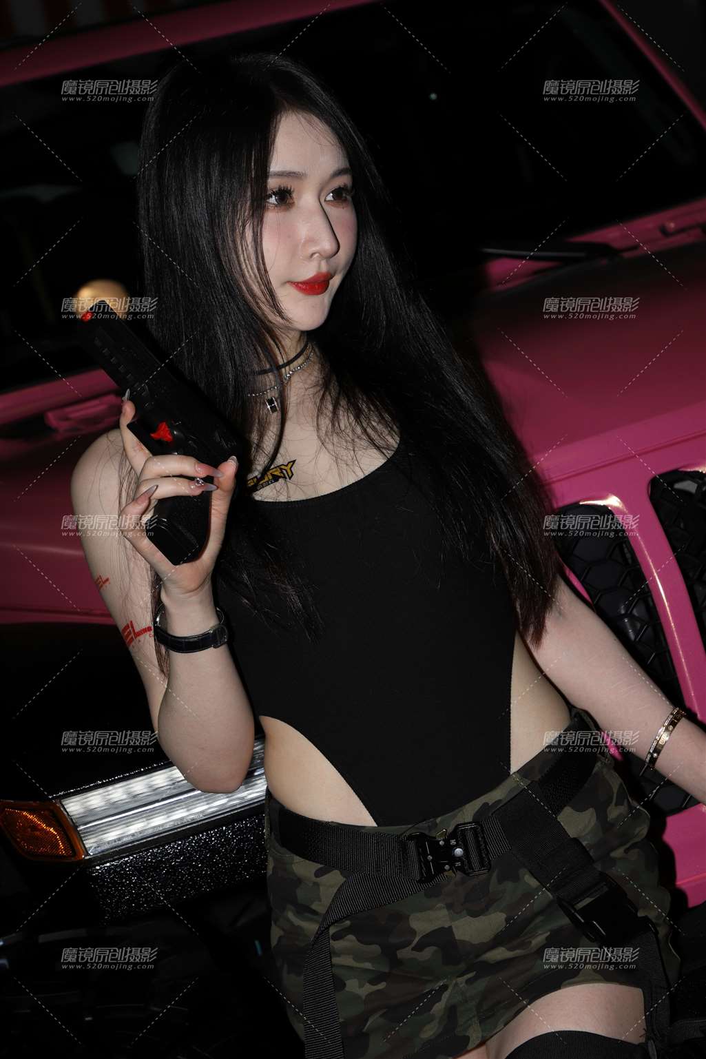 图片[3]-持枪黑衣迷彩短裙-流行馆