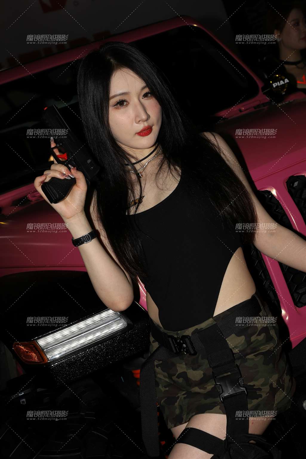 图片[2]-持枪黑衣迷彩短裙-流行馆