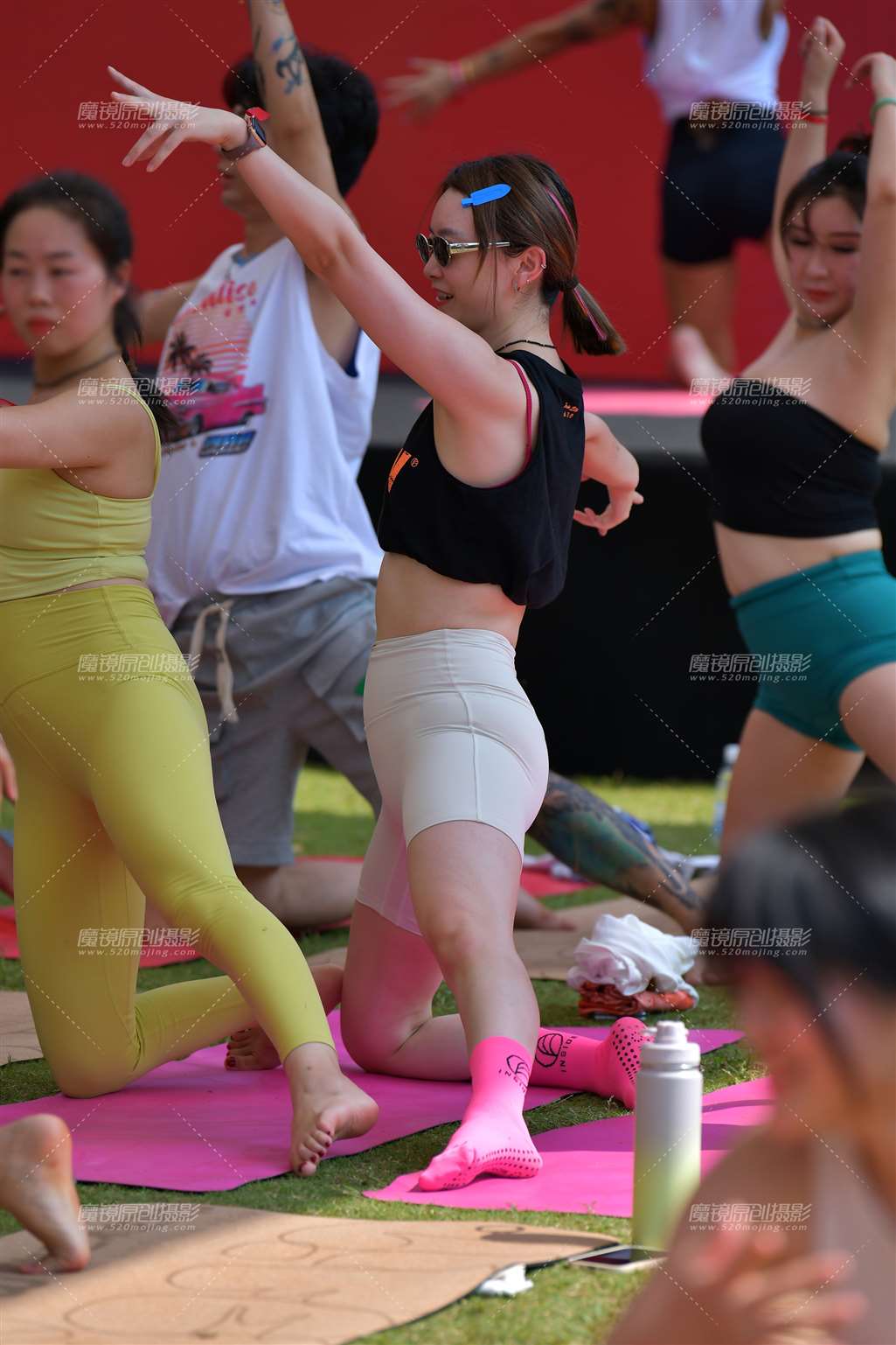 图片[5]-米白五分瑜伽紧身裤美女-流行馆