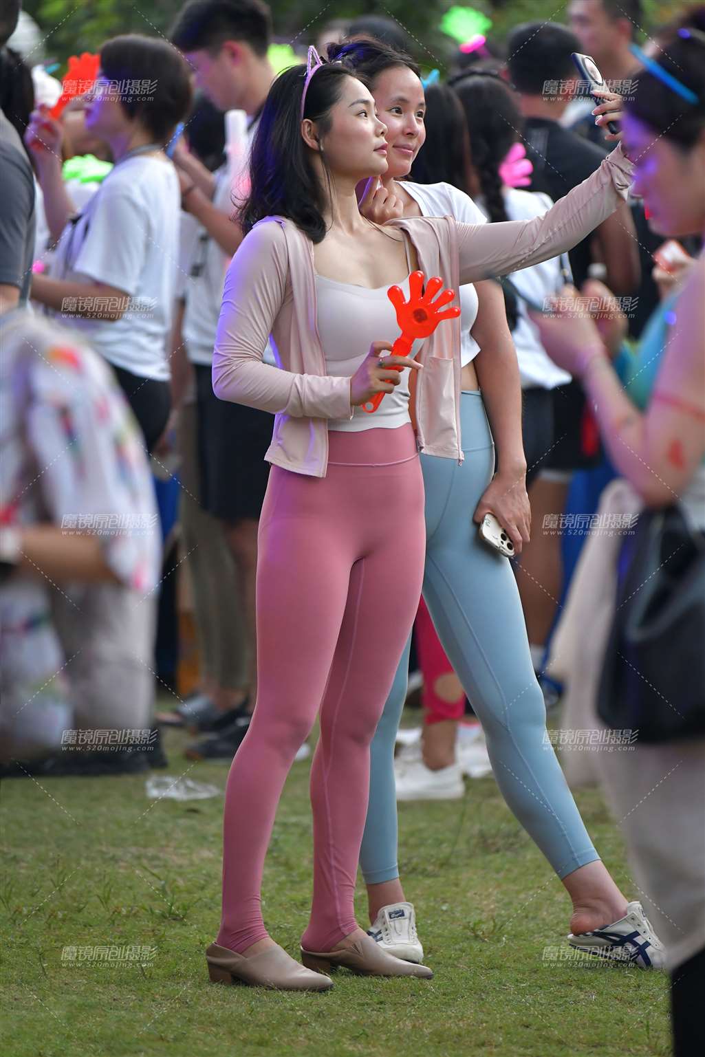 喜欢拍照瑜伽裤美女-流行馆