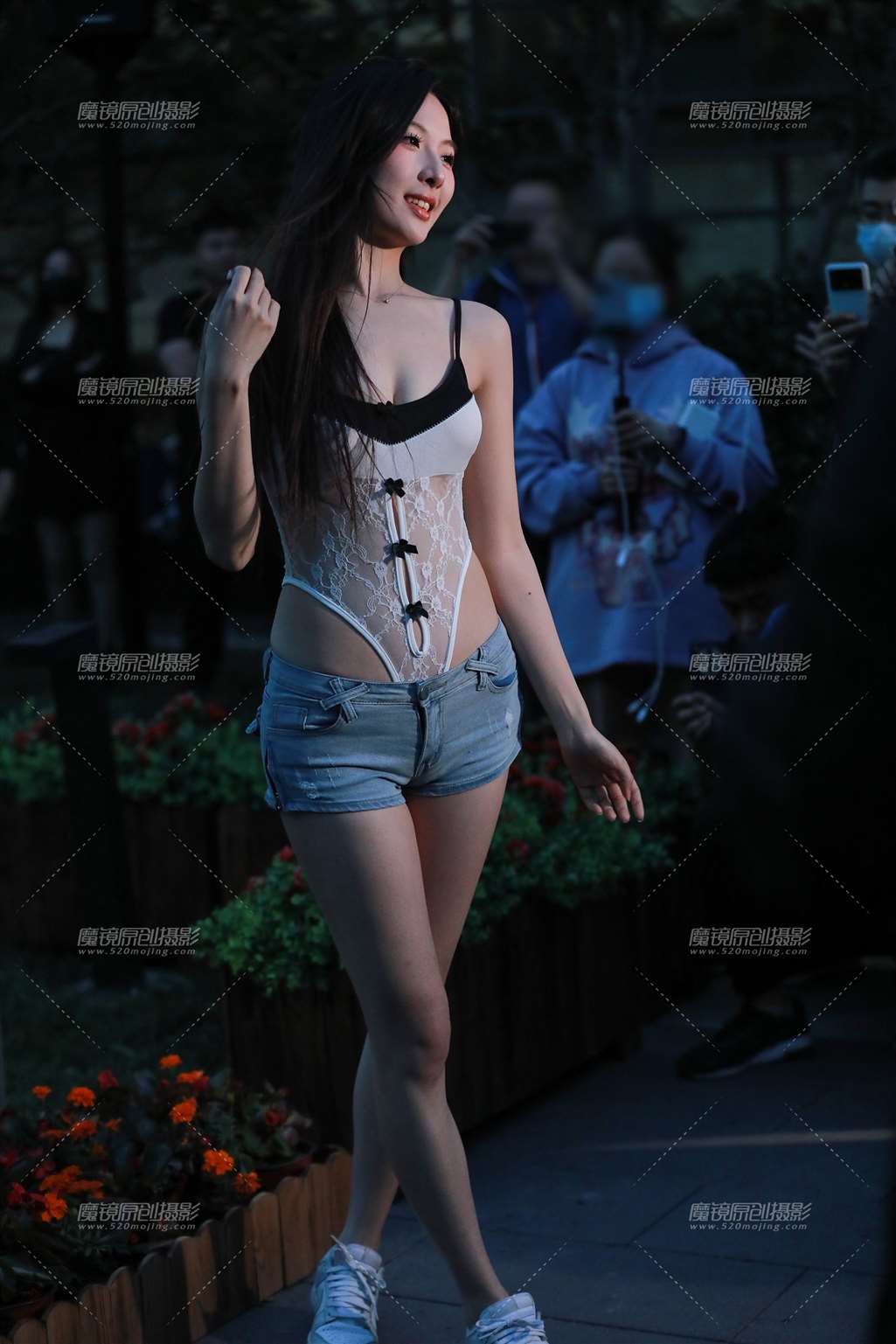 热裤长腿性感美女-流行馆