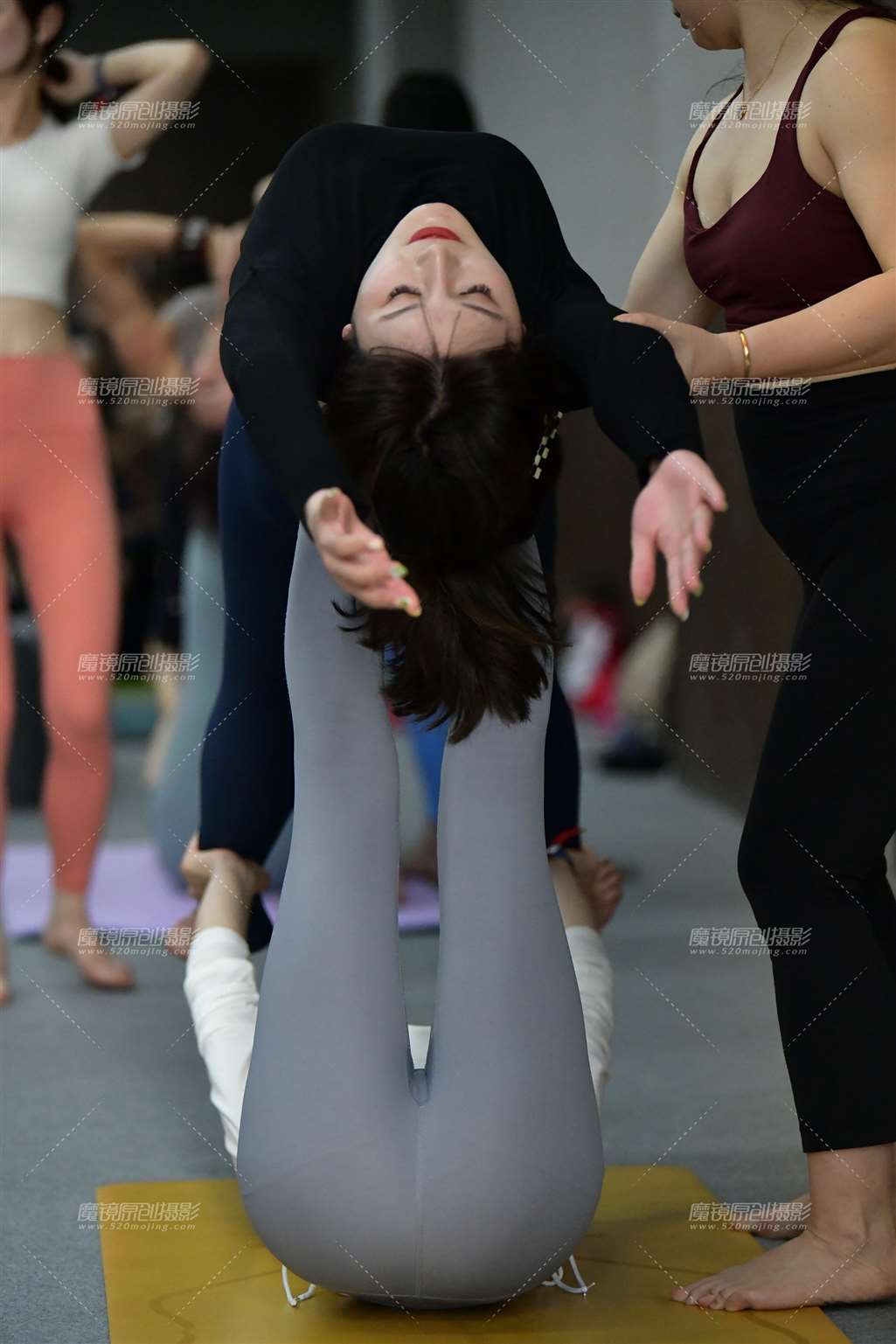 图片[5]-白衫高挑瑜伽裤美女-流行馆