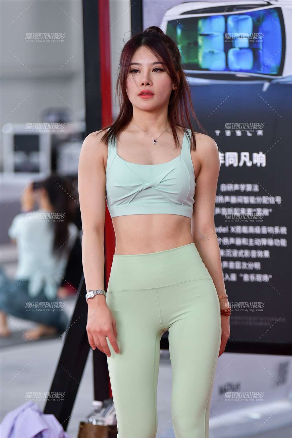 图片[3]-浅绿漂亮紧身裤美女-流行馆