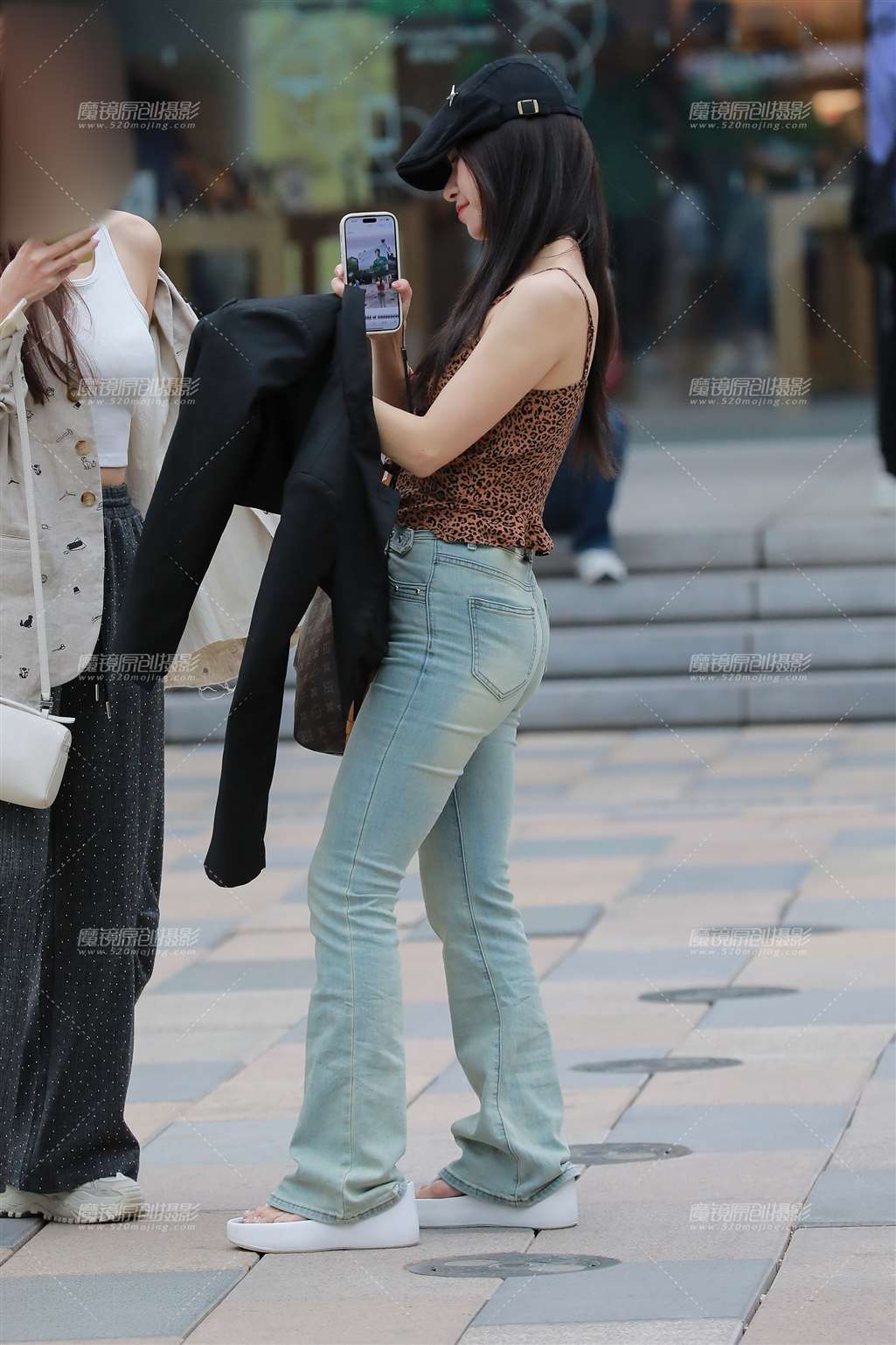 图片[4]-拍照的牛仔裤美女-流行馆