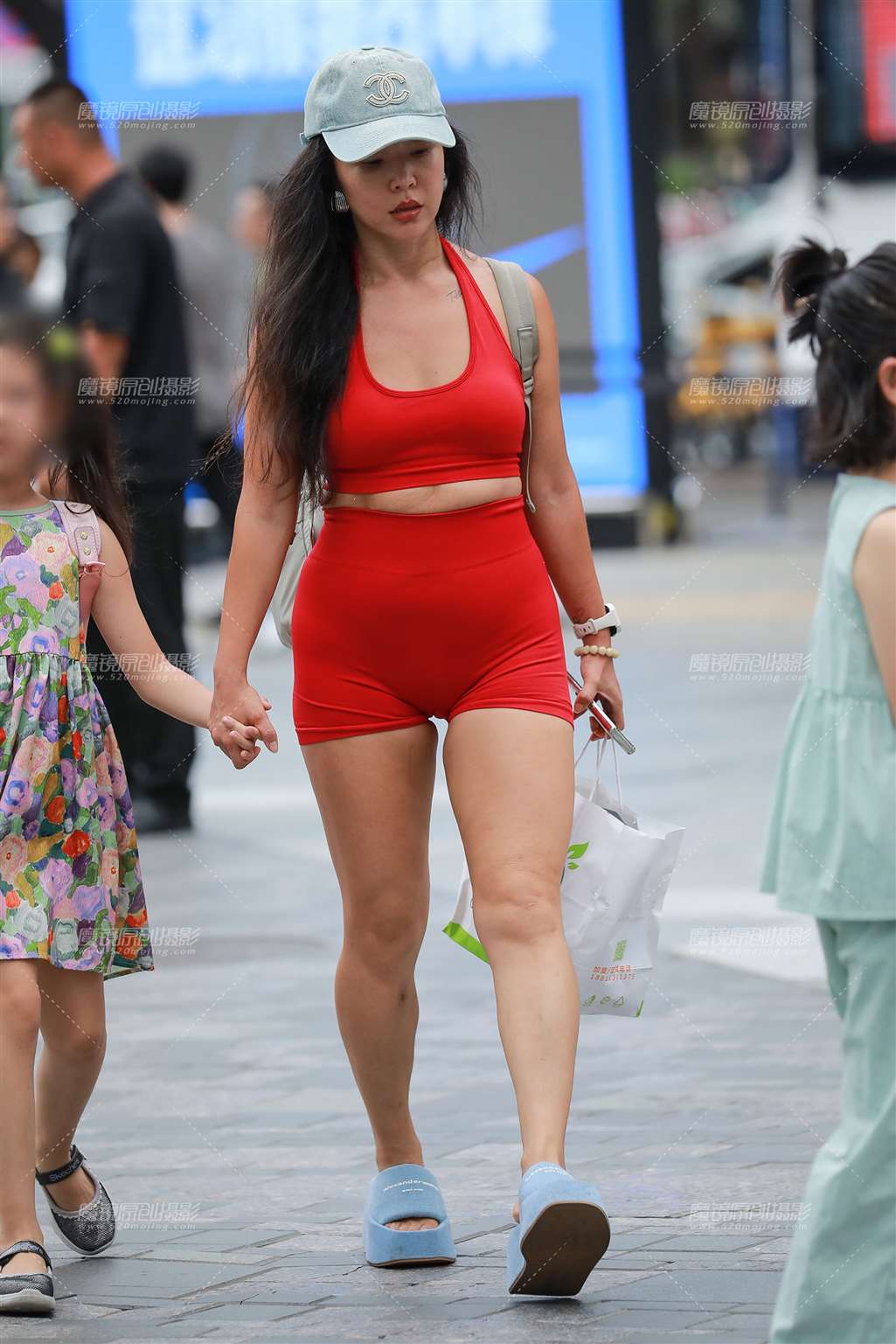 图片[3]-红瑜伽服辣妈-流行馆