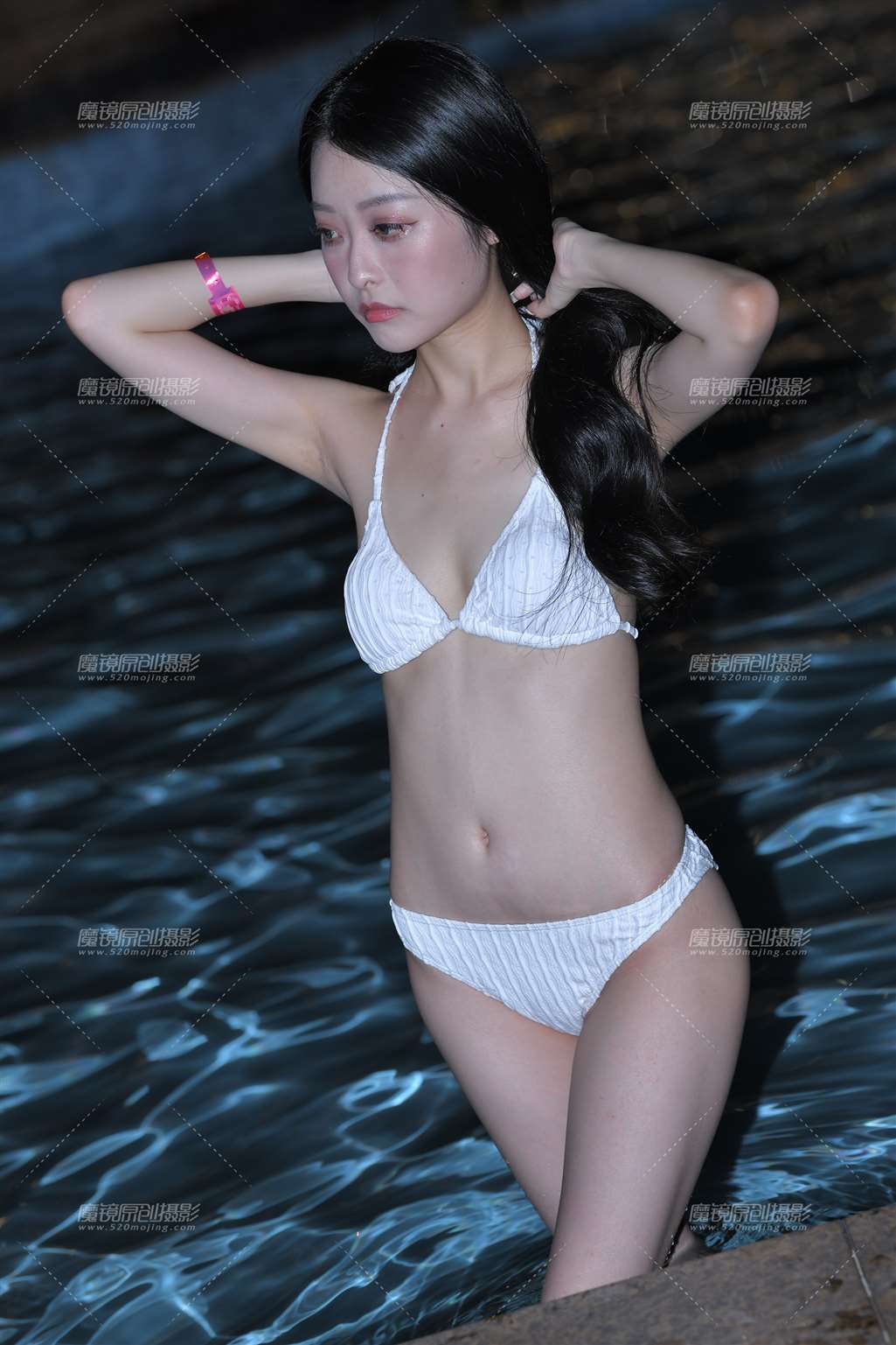 图片[3]-夜色中的白色泳装-流行馆