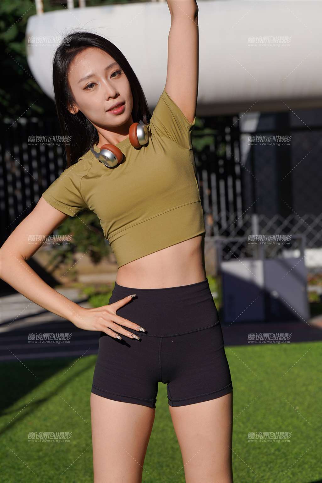 黑色运动短裤女孩-流行馆