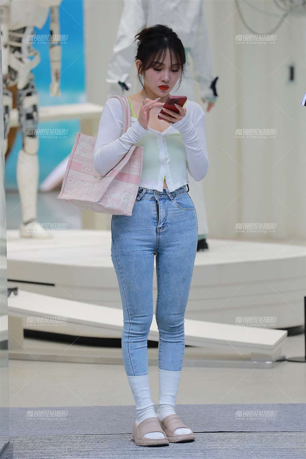图片[3]-浅蓝色牛仔裤美女-流行馆