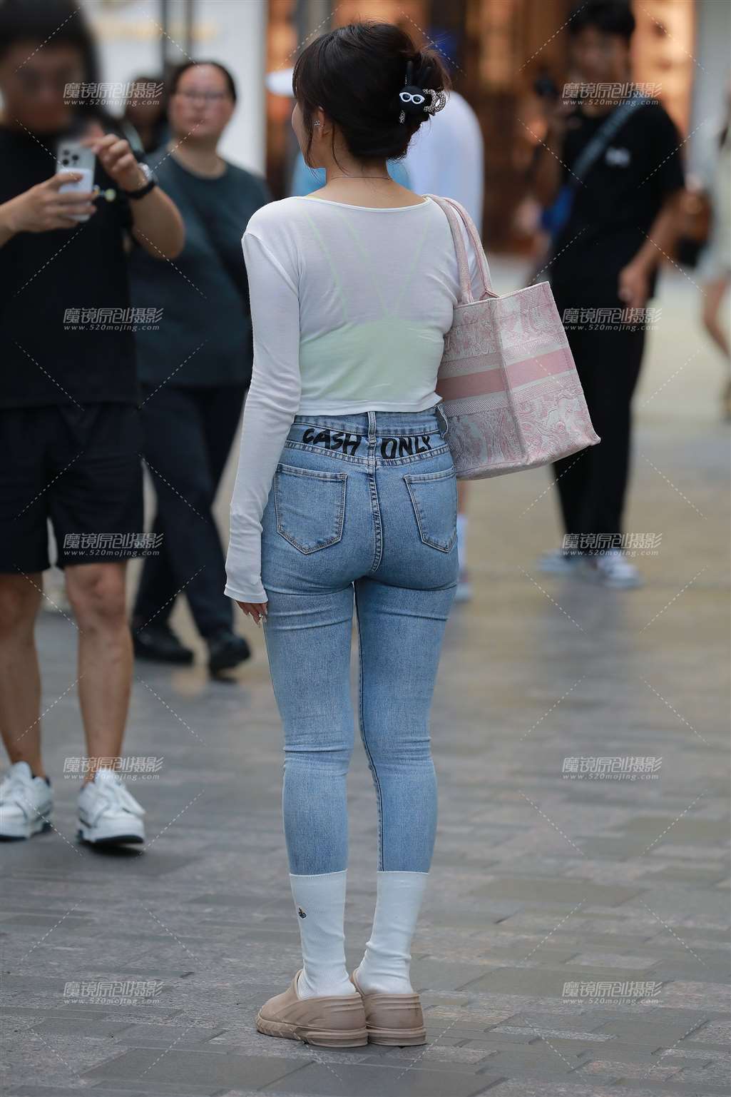 图片[2]-浅蓝色牛仔裤美女-流行馆