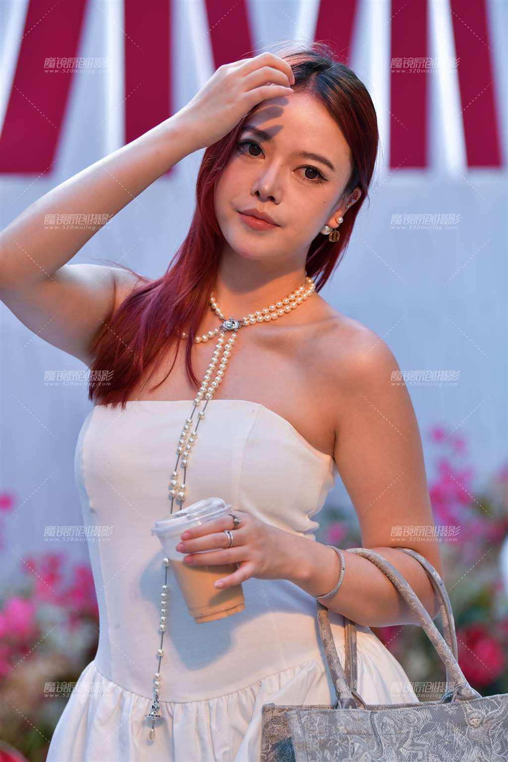 珍珠项链白裙美女-流行馆