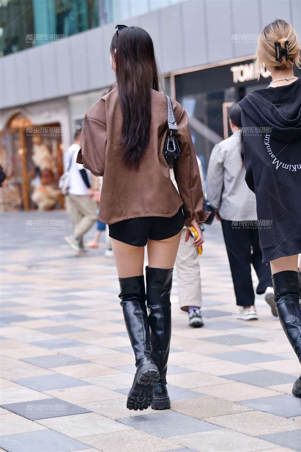 图片[2]-步伐一致长靴美女-流行馆