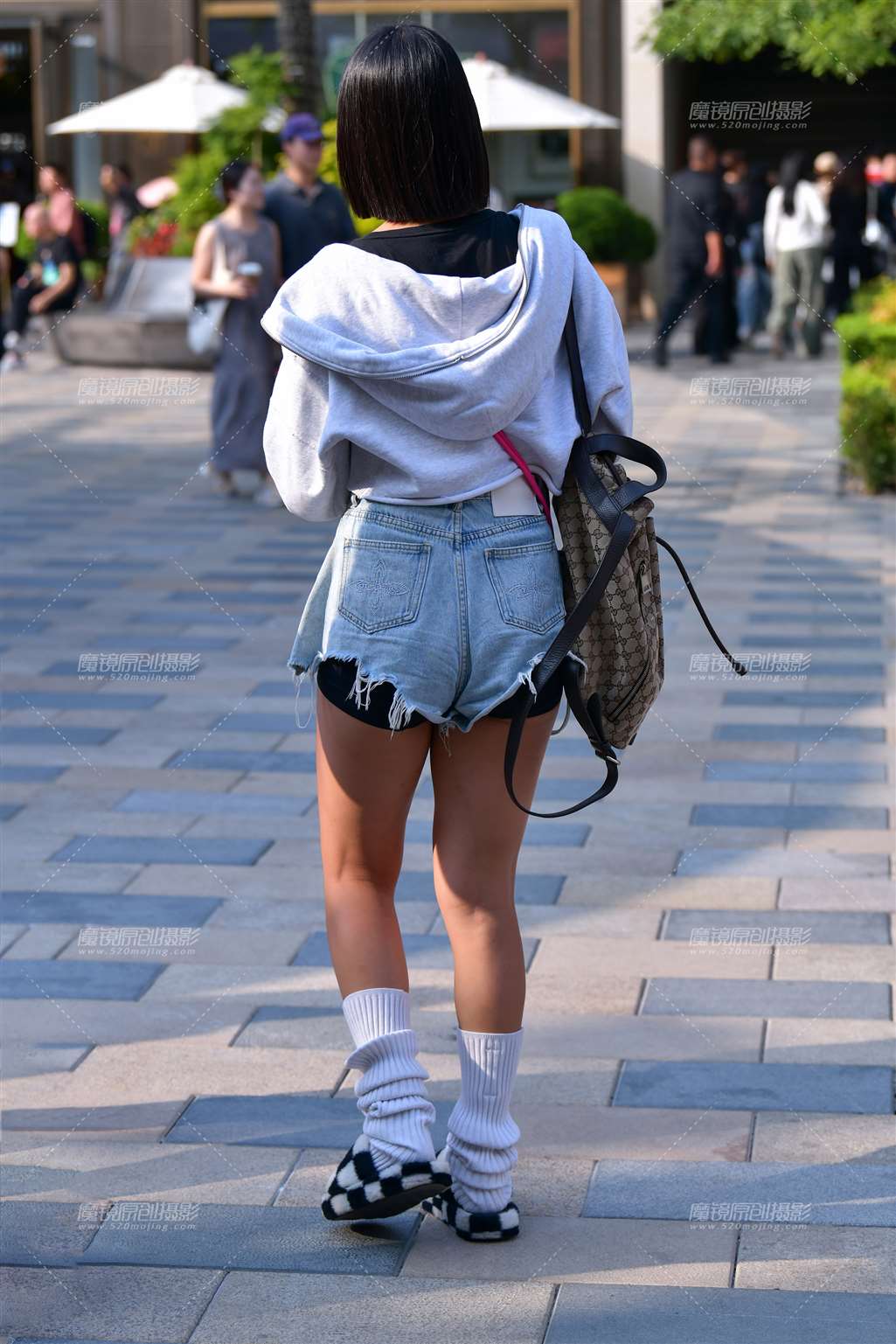 图片[2]-逛街拍照热裤美女-流行馆