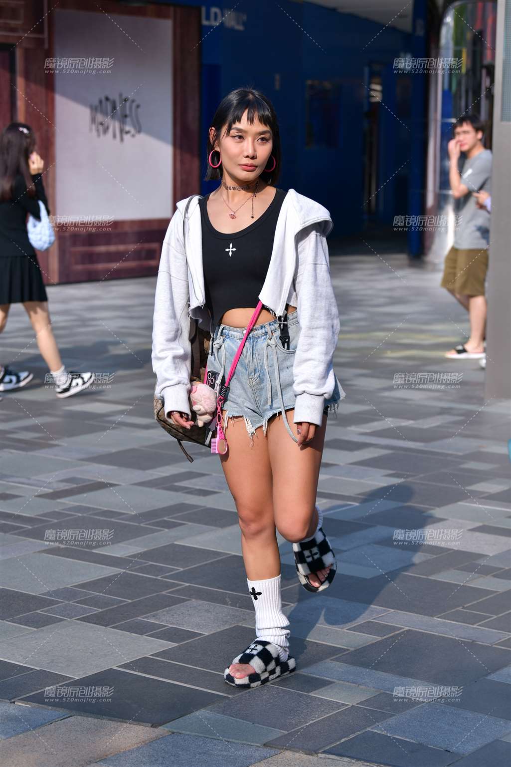 图片[4]-逛街拍照热裤美女-流行馆
