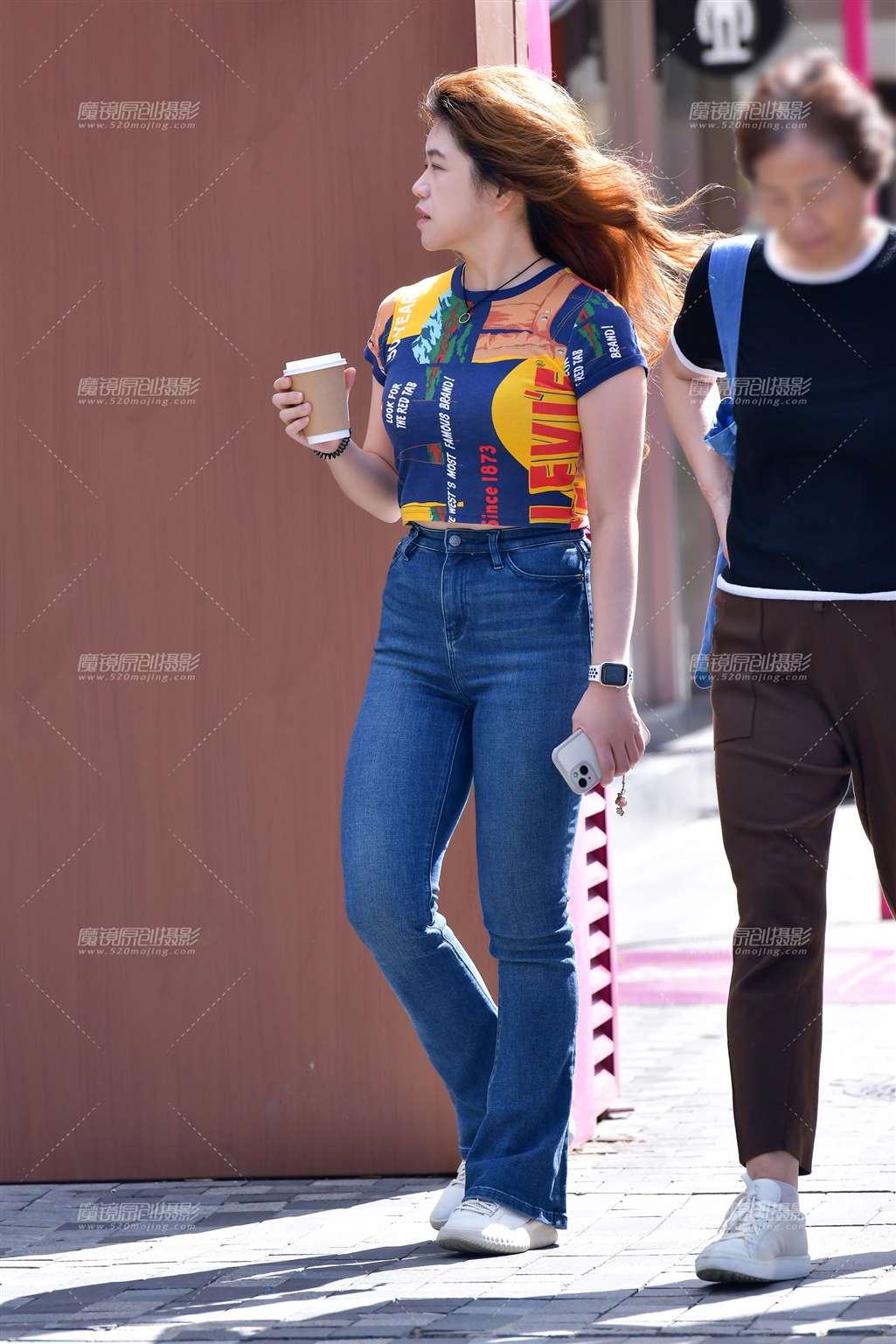 微丰腴藏蓝牛仔裤美女-流行馆