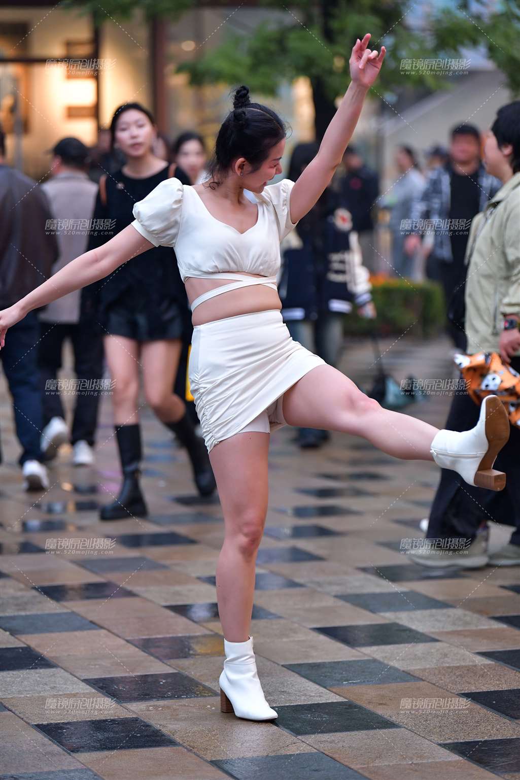 图片[3]-活泼拍照白裙美女-流行馆