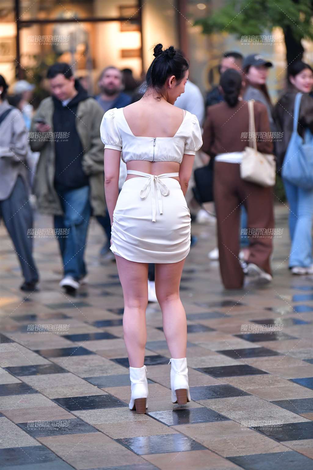 图片[5]-活泼拍照白裙美女-流行馆