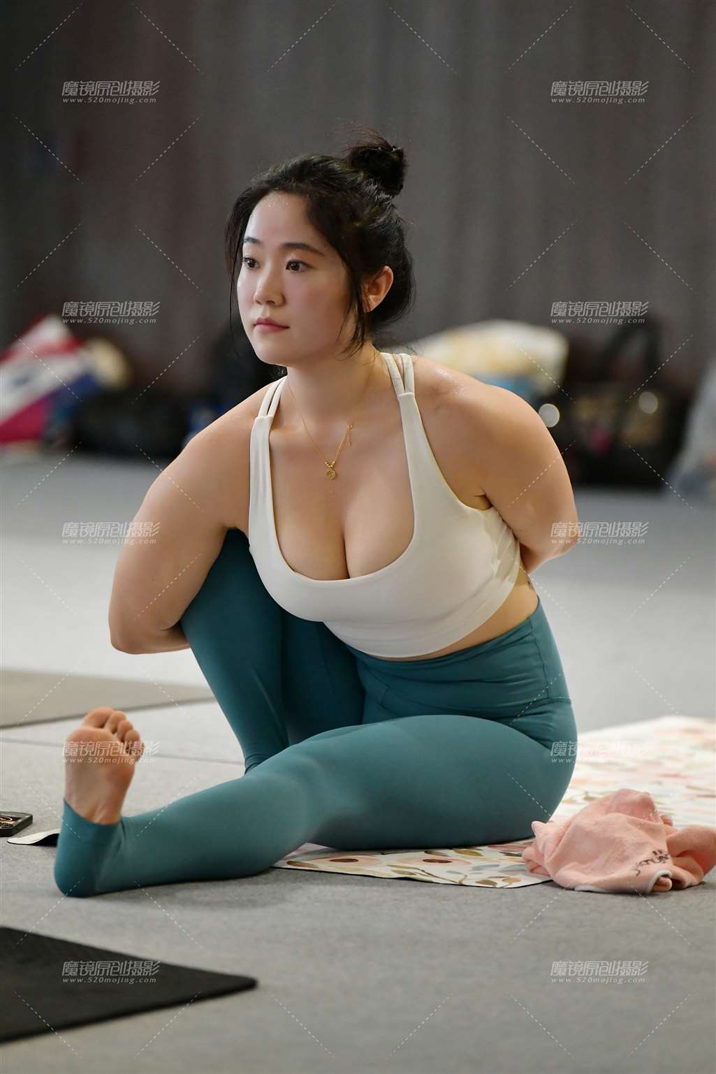 白皙微丰腴舒展瑜伽美女-流行馆