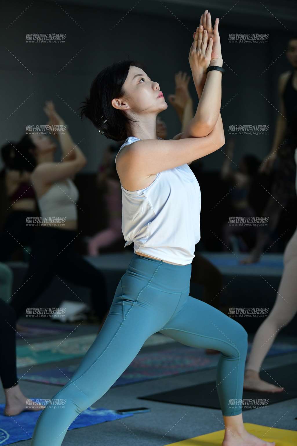 高挑气质舒展瑜伽美女-流行馆
