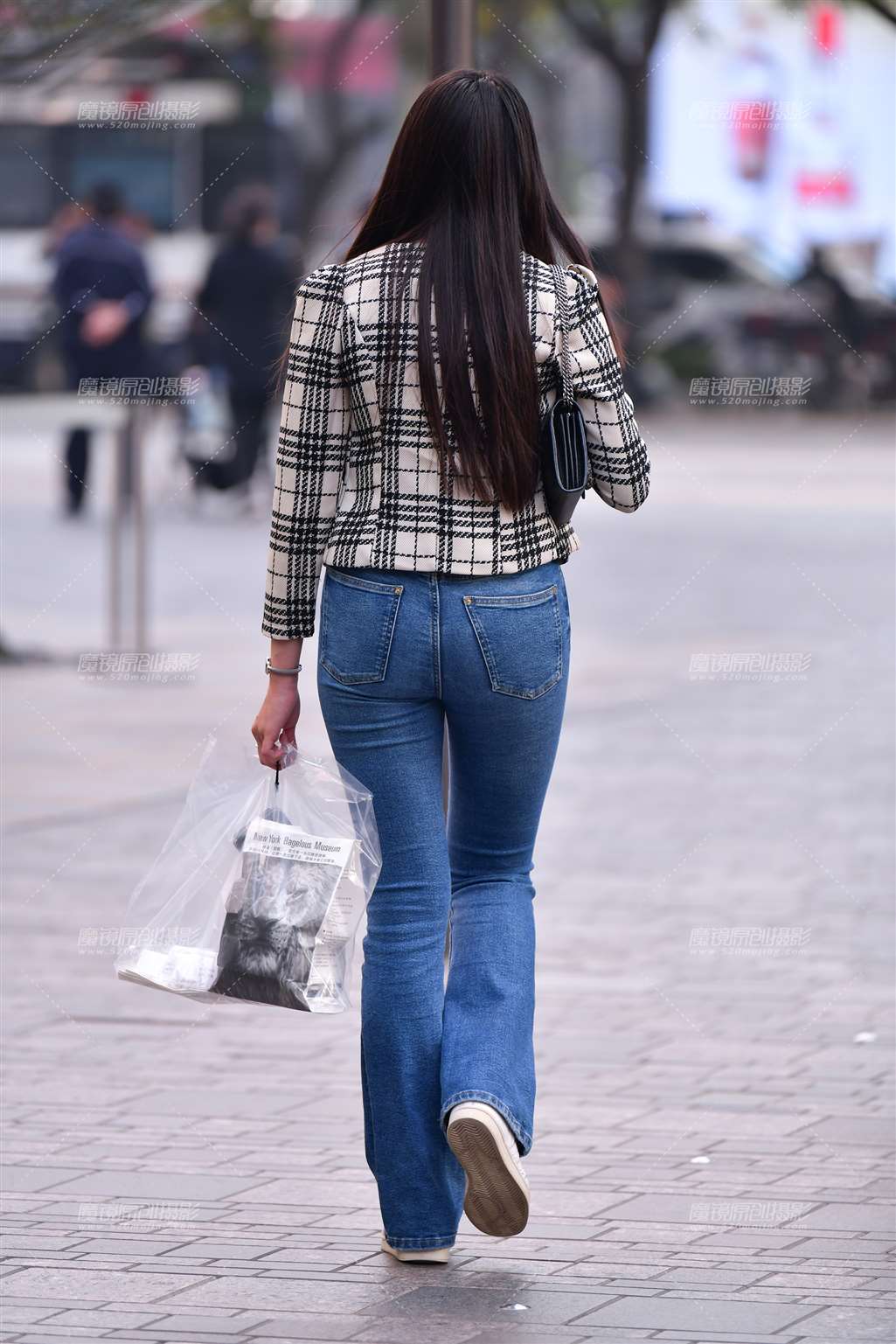 图片[2]-白皙牛仔裤美女-流行馆