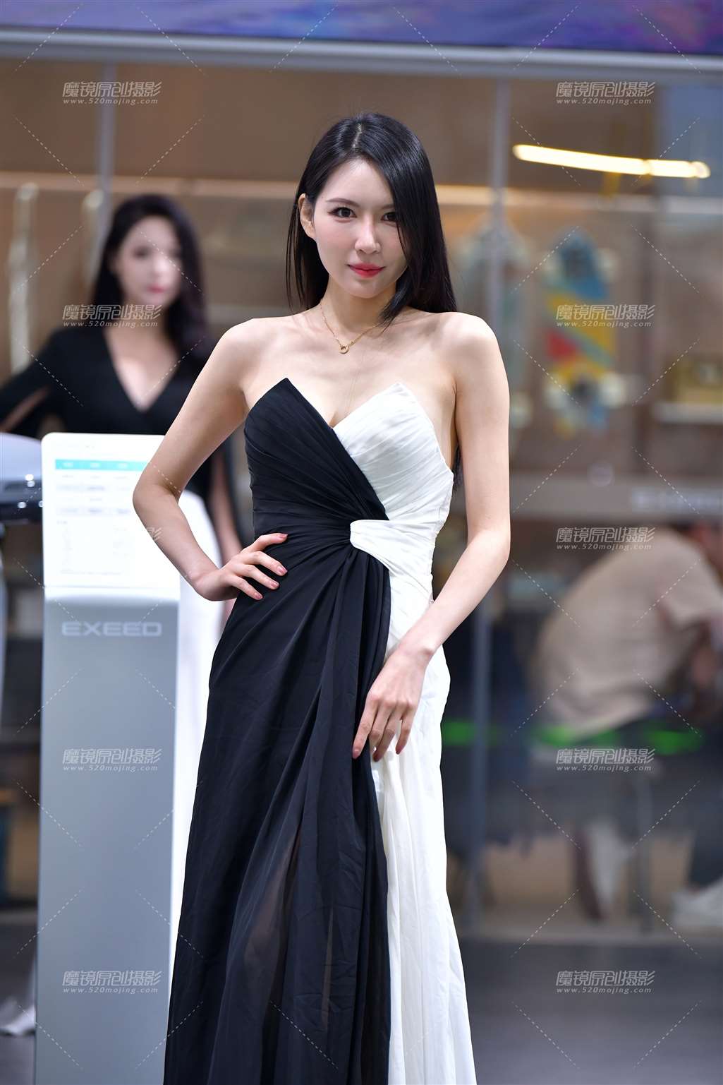 图片[3]-黑白长裙车模美女-流行馆