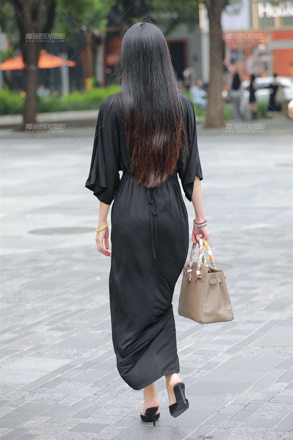 图片[2]-黑连衣裙美女-流行馆