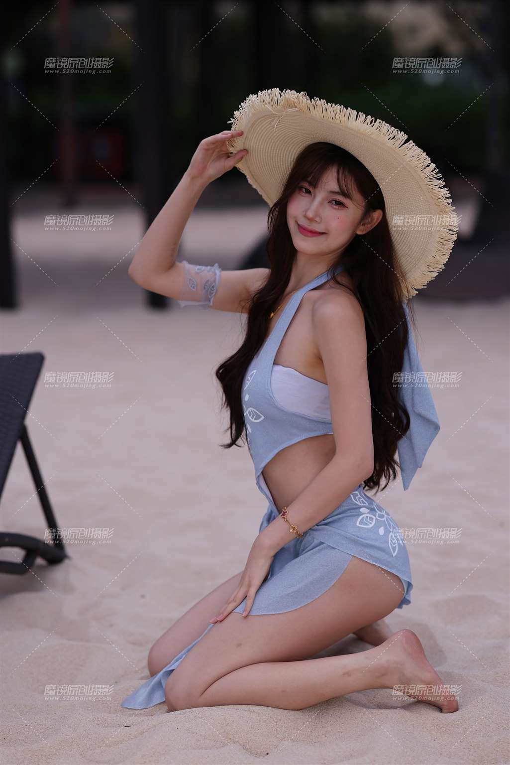 沙滩上的靓丽美女-流行馆