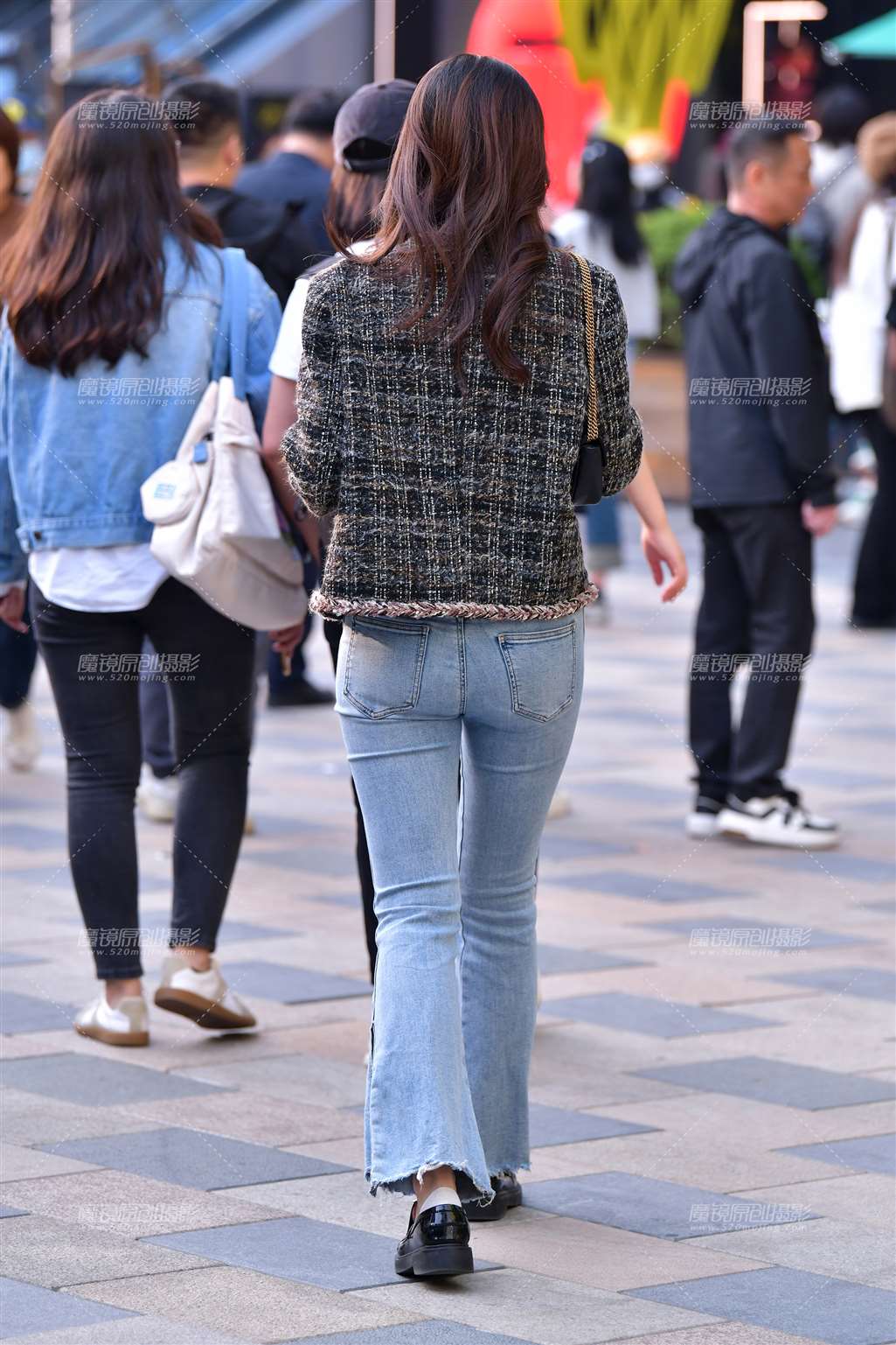 图片[2]-浅色牛仔裤美女-流行馆