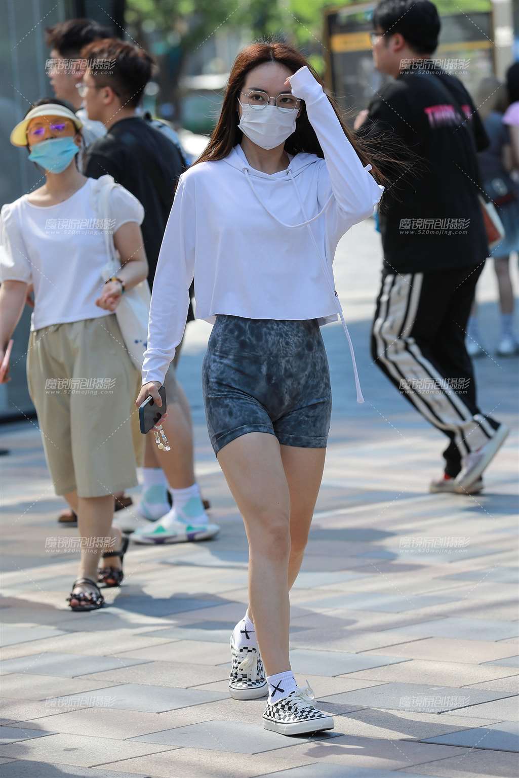 图片[3]-灰色瑜伽短裤美女-流行馆