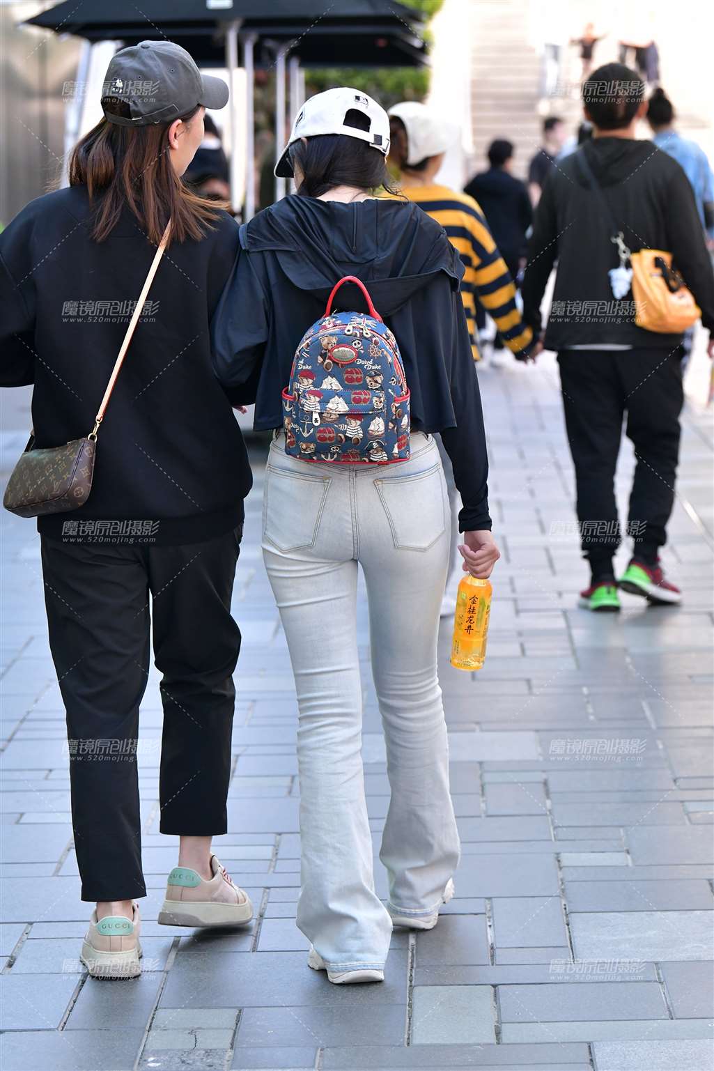 图片[2]-短衫浅色牛仔裤美女-流行馆