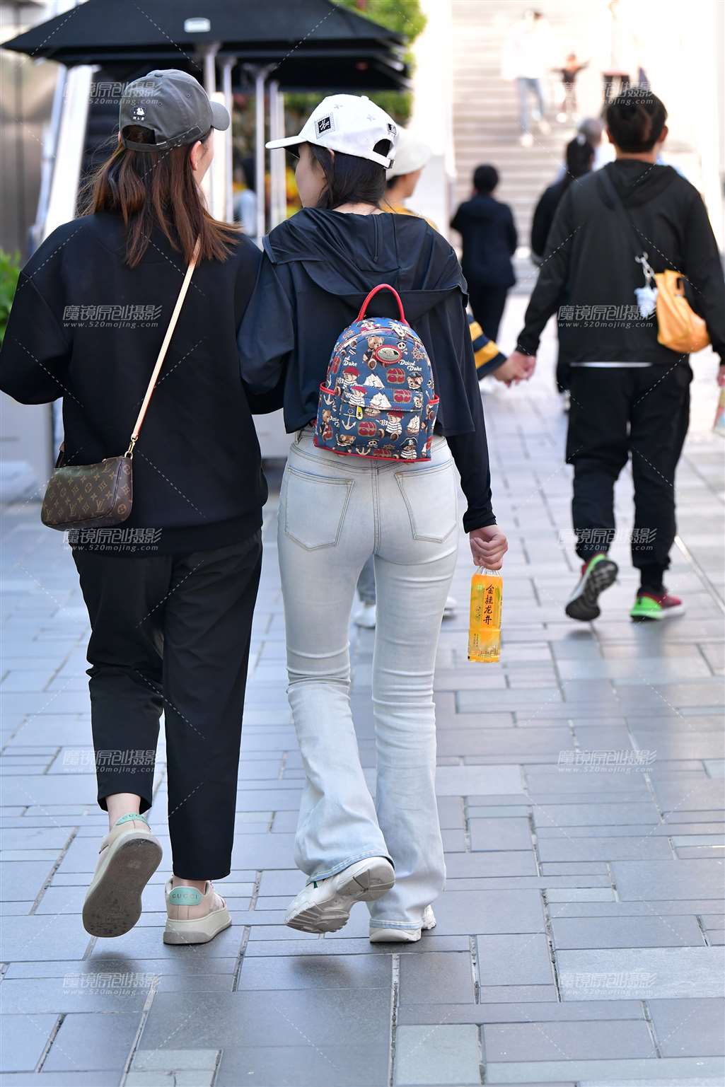 图片[3]-短衫浅色牛仔裤美女-流行馆