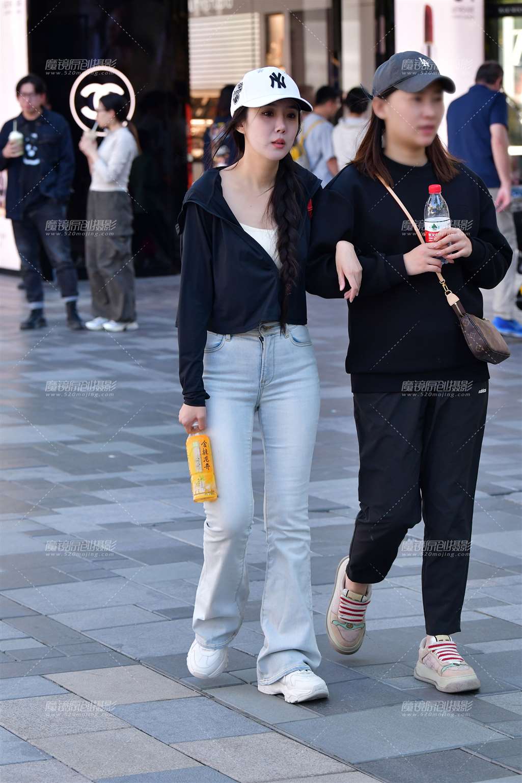 图片[4]-短衫浅色牛仔裤美女-流行馆