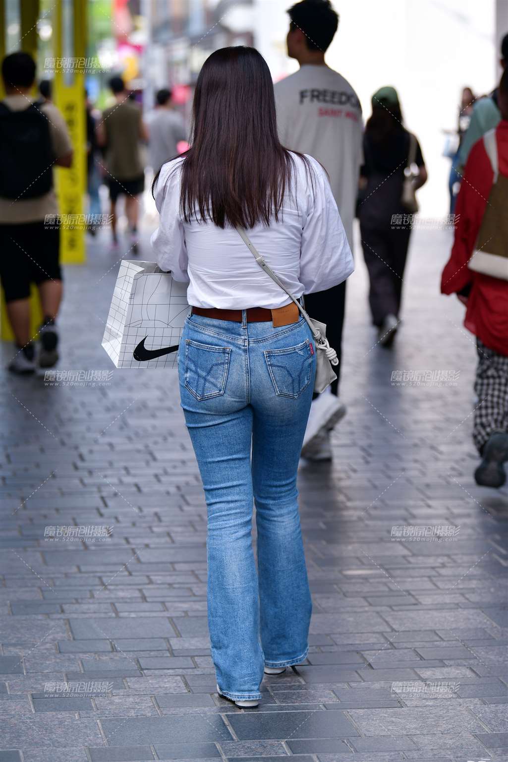 图片[2]-披肩发牛仔裤美女-流行馆