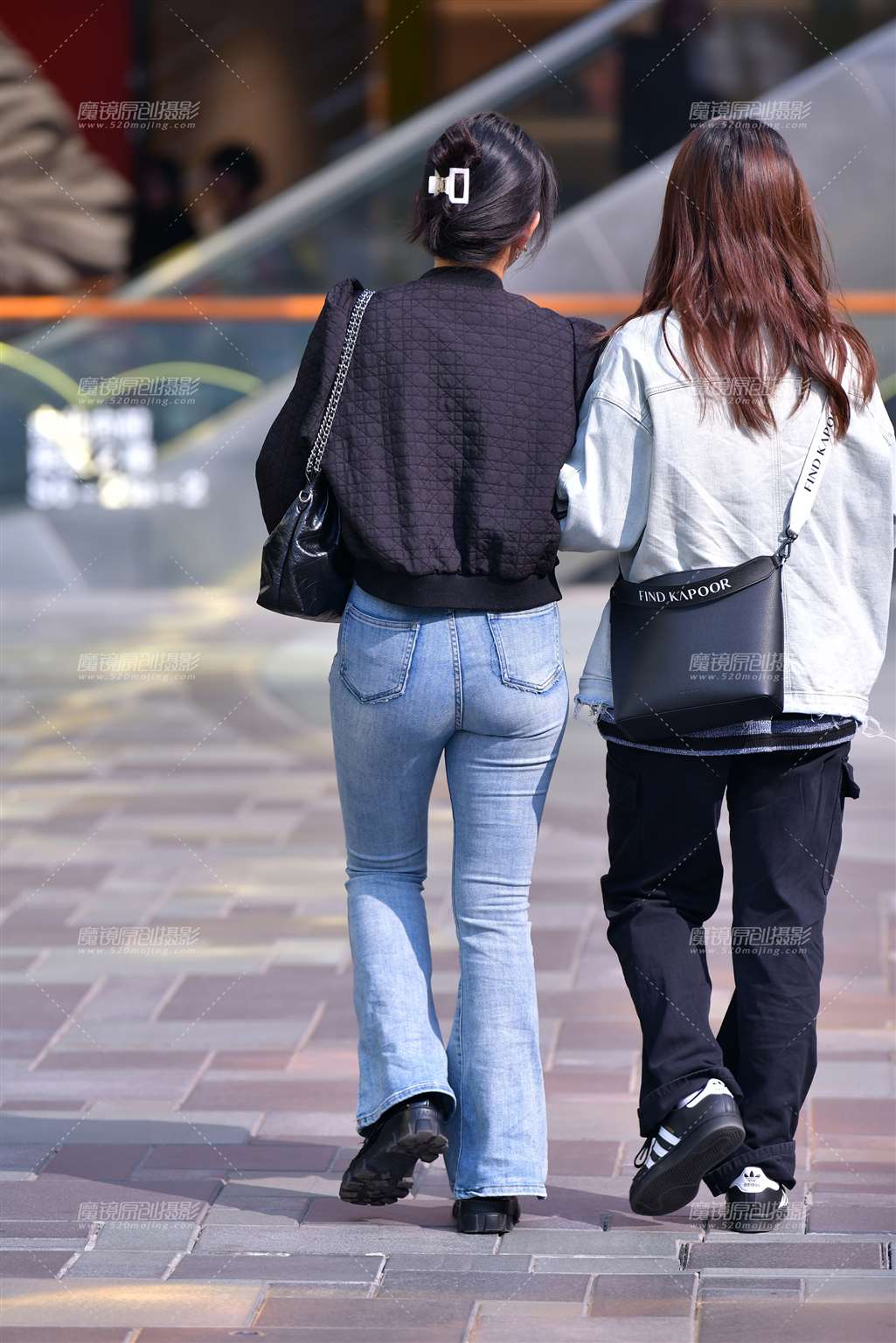 图片[4]-约会闺蜜紧身牛仔裤美女-流行馆