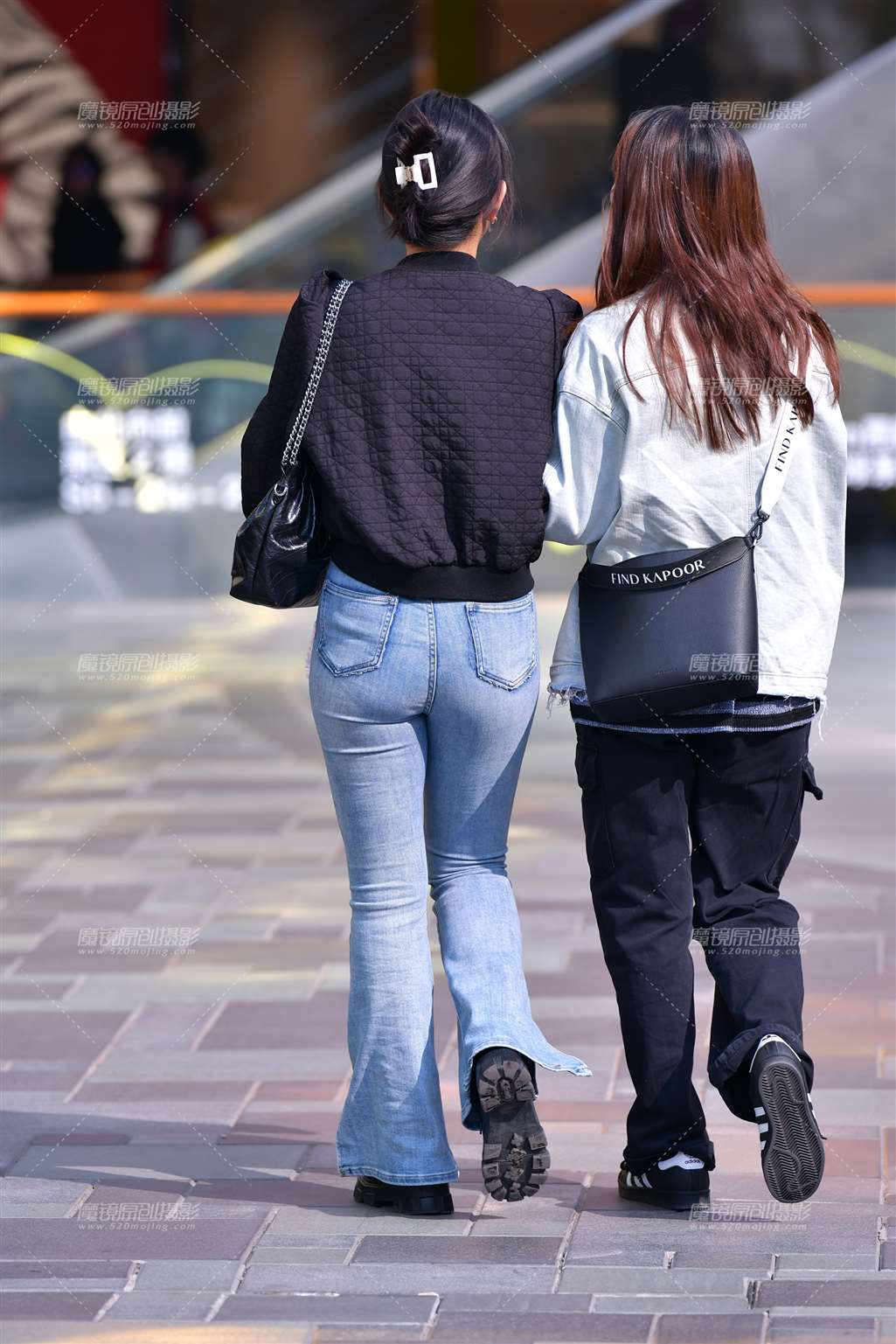 图片[5]-约会闺蜜紧身牛仔裤美女-流行馆