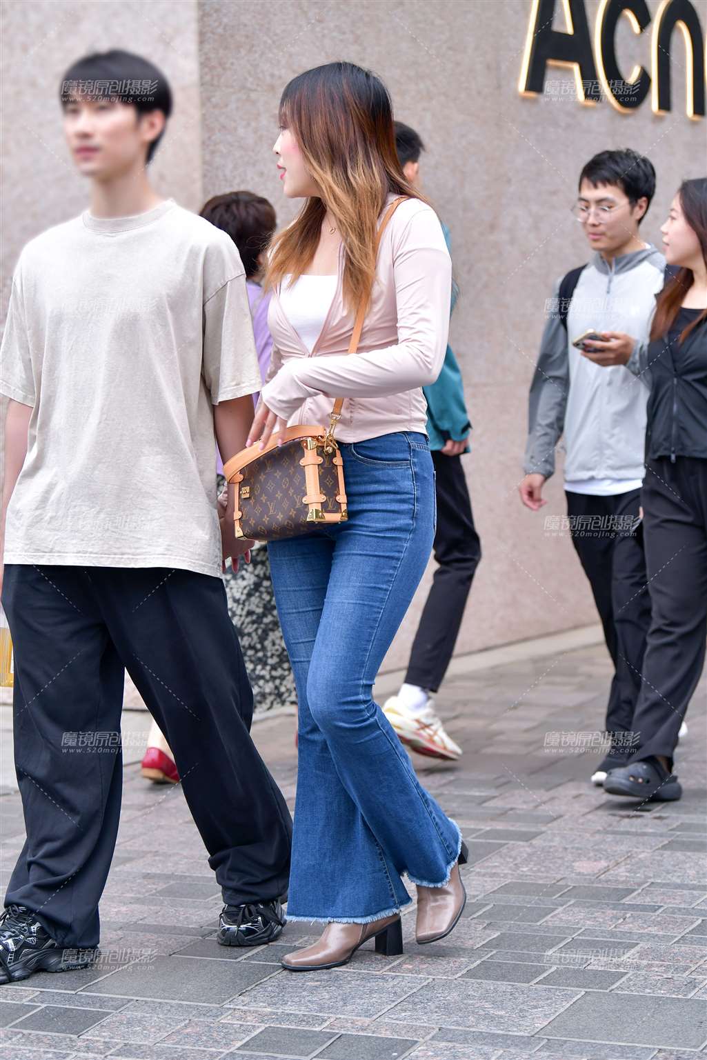 图片[3]-高挑微丰腴牛仔裤美女-流行馆